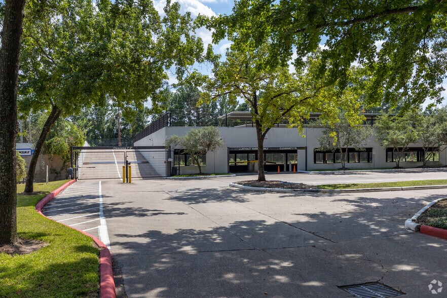 More Photos Of 3838 N Sam Houston Pky E, Houston Office For Lease
