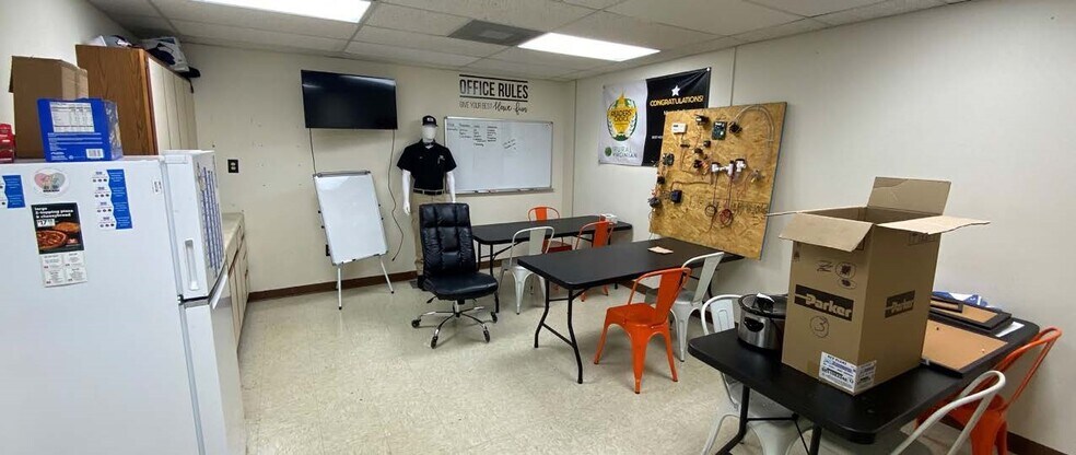 More Photos Of 2142-2150 Berkmar Dr, Charlottesville Showroom For Lease