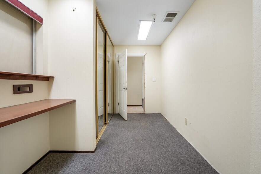 More Photos Of 255 Apollo Way, Hollister Warehouse For Lease