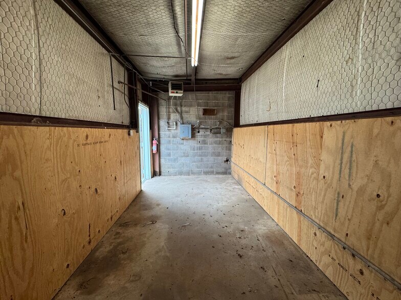 More Photos Of 9182 S US Highway 79, Palestine Service For Lease