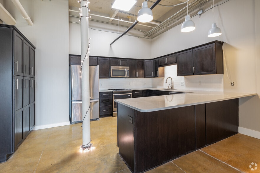 More Photos Of 3363 E Commerce St, San Antonio Warehouse For Sale