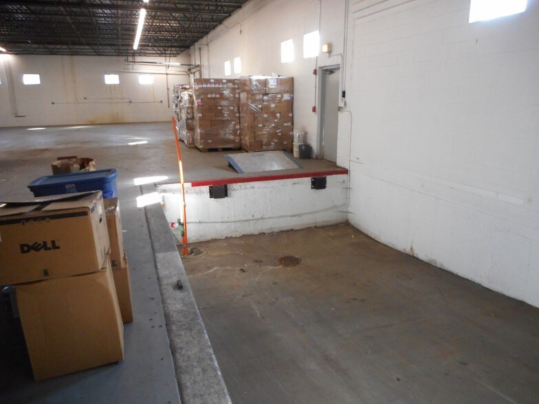 More Photos Of 1665-1675 Tonne Rd, Elk Grove Village Research And Development For Lease