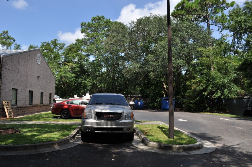 More Photos Of 612 Johnnie Dodds Blvd, Mount Pleasant Showroom For Lease
