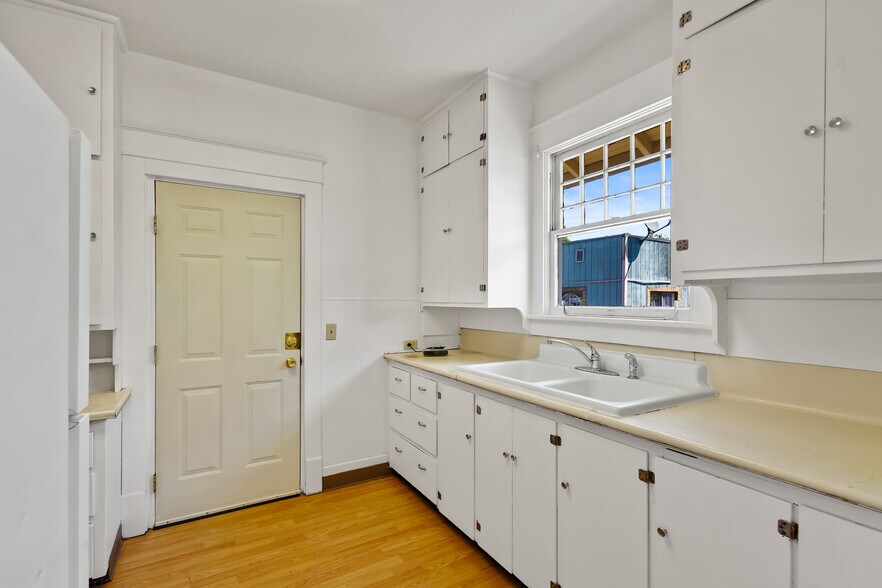 More Photos Of 1021 Fruitvale Blvd, Yakima Office For Sale
