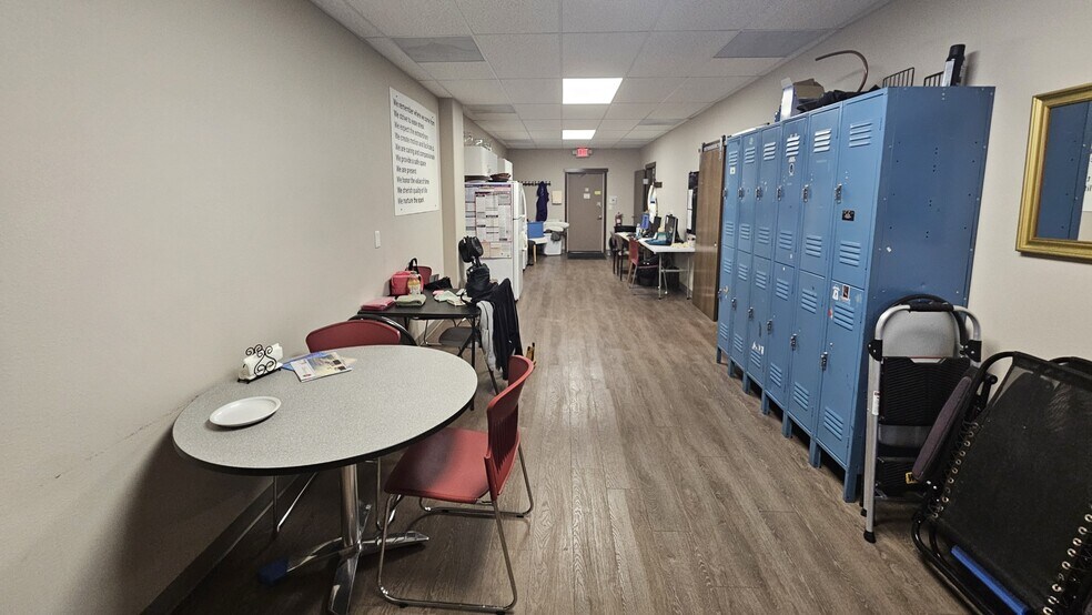 More Photos Of 1322-1324 Vandercook Way, Longview Office For Lease