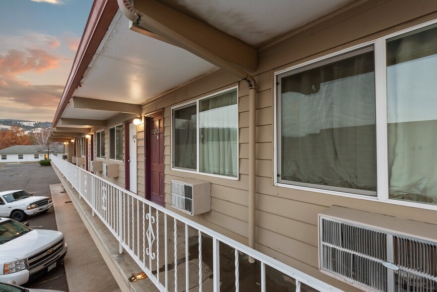 More Photos Of 1510 Adams Ave, La Grande Hotel For Sale