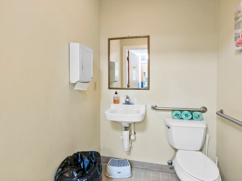 More Photos Of 157 Medical Park Dr, Brevard Medical For Lease