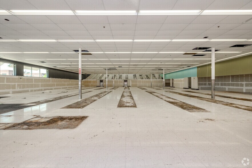 More Photos Of 1555 S Broadway, Wichita Drugstore For Sale