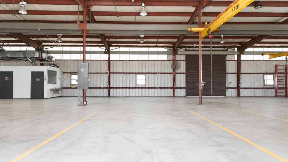 More Photos Of 2702 Drane Field Rd, Lakeland Warehouse For Lease