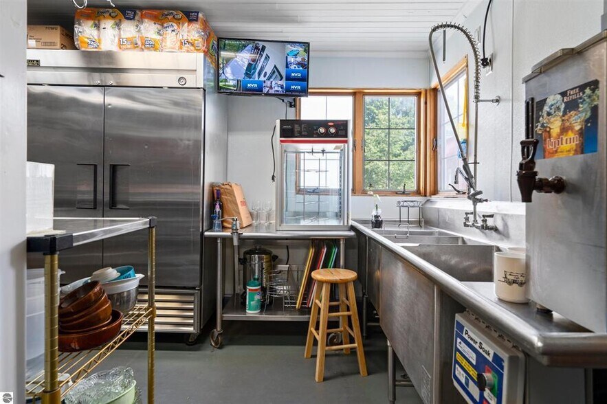 More Photos Of 18599 Mission Rd, Traverse City Hotel For Sale