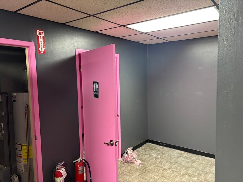 More Photos Of 19582-19598 Middlebelt Rd, Livonia Unknown For Lease