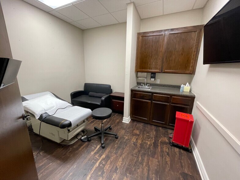 More Photos Of 4000 San Dimas St, Bakersfield General Retail For Lease