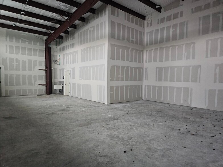 More Photos Of 1013 Brazos St, Rosenberg Specialty For Lease