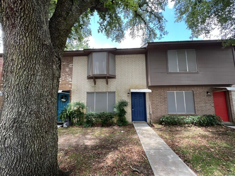 More Photos Of 1039 N Chenango St, Angleton Apartments For Sale