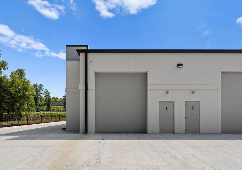 More Photos Of 137 Ebert Lane, Mooresville Flex For Lease