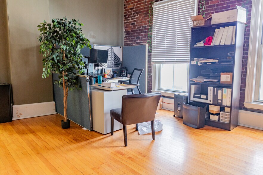 More Photos Of 496-498 Congress St, Portland Storefront Retail Office For Sale