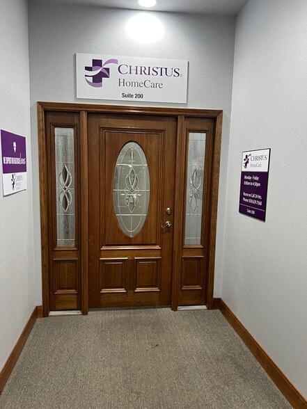 More Photos Of 921 Lakeview Blvd, New Braunfels Medical For Lease