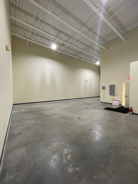 More Photos Of 12801 Commerce Lakes Dr, Fort Myers Light Distribution For Sale