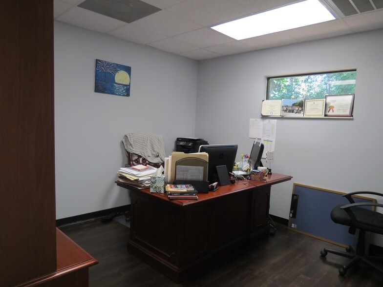 More Photos Of 911-917 S Parsons Ave, Brandon Office For Lease
