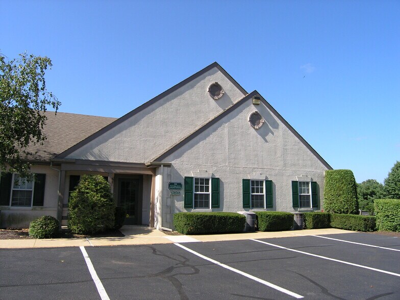 More Photos Of 5049 Swamp Rd, Fountainville Medical For Sale