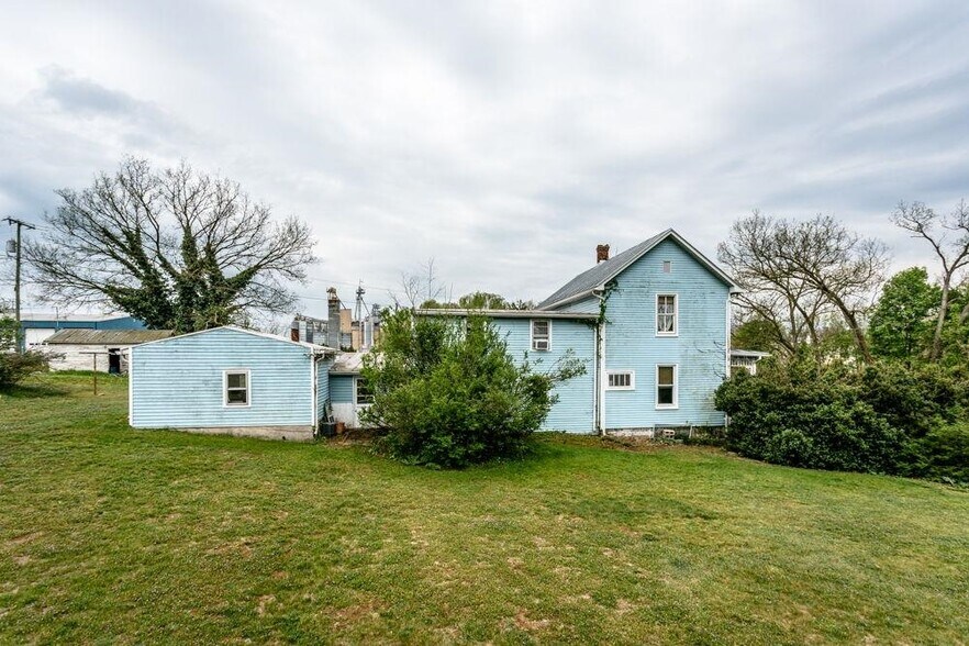 More Photos Of 133 W Springbrook Rd, Broadway Specialty For Sale