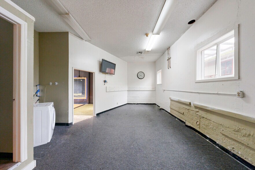 More Photos Of 375-377 MacArthur Blvd, San Leandro Freestanding For Lease