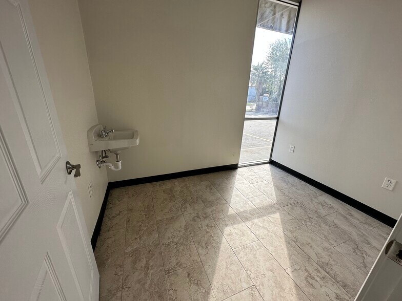 More Photos Of 900 W Jackson Ave, Pasadena Unknown For Lease