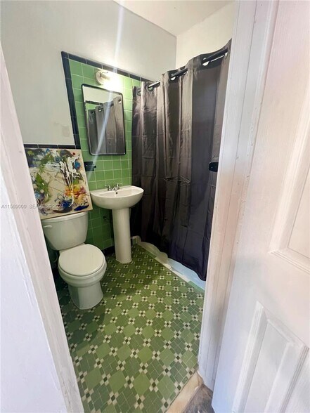 More Photos Of 650 NW 33rd St, Miami Office For Lease