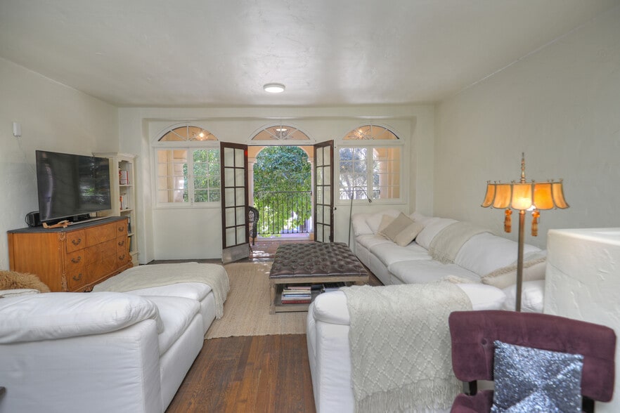 More Photos Of 532 State St, Santa Barbara Restaurant For Sale