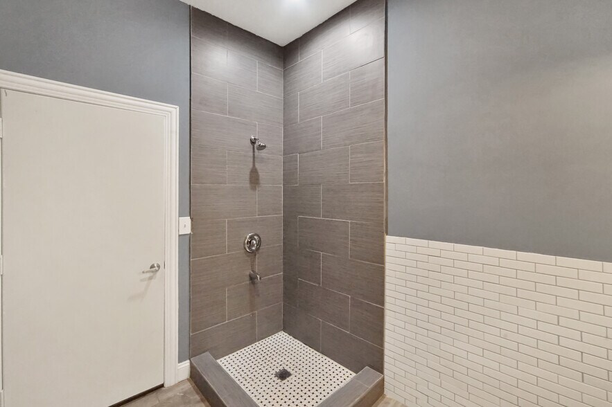 More Photos Of 3530 W Armitage Ave, Chicago Storefront Retail Residential For Lease