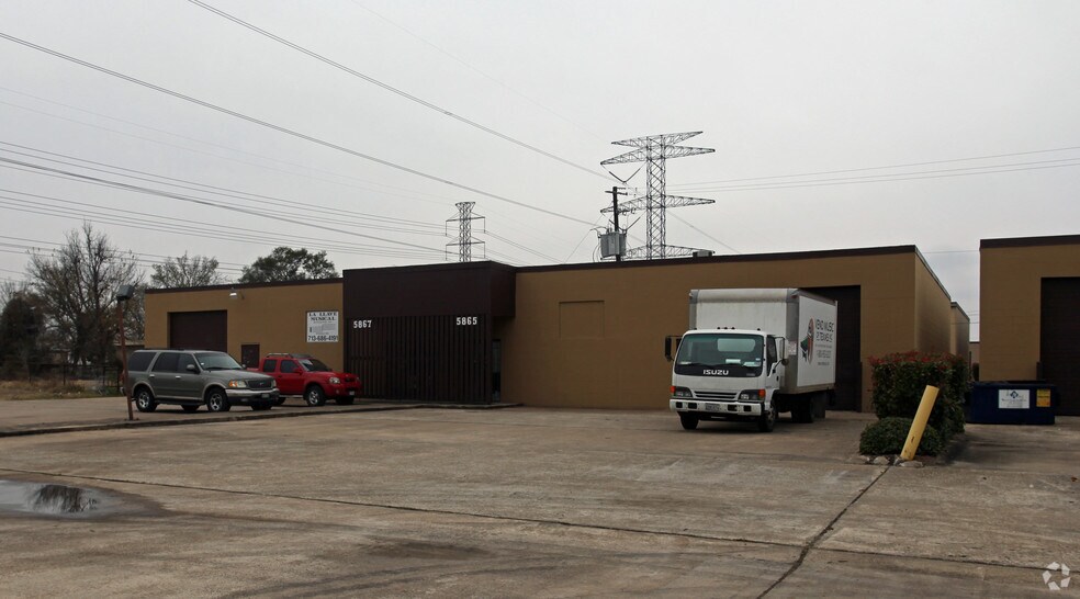 More Photos Of 5849-5891 W 34th St, Houston Unknown For Lease