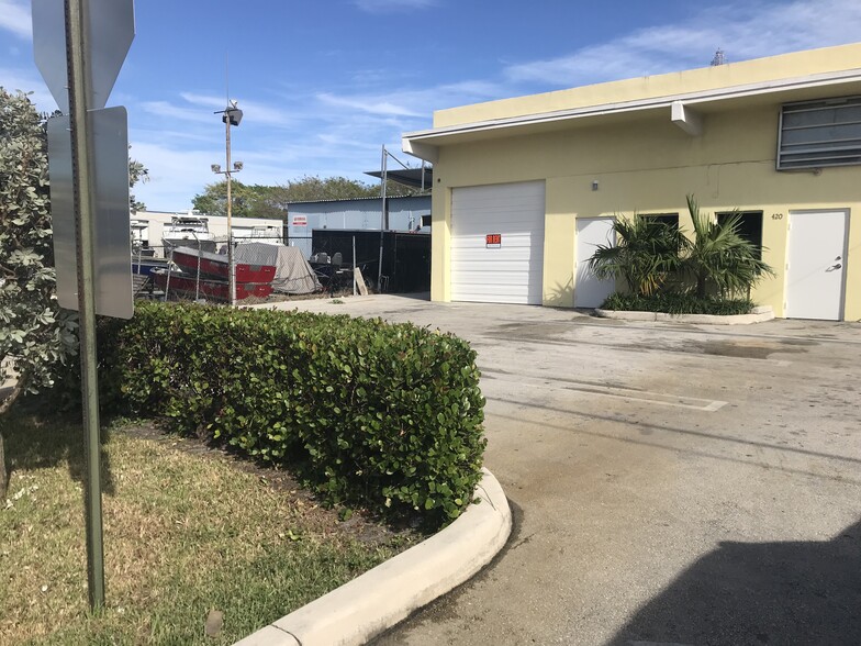 Primary Photo Of 418-432 S Dixie Hwy E, Pompano Beach Service For Lease