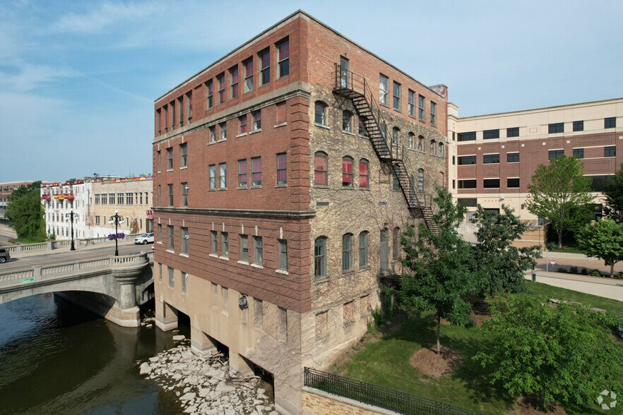 More Photos Of 31 W Downer Pl, Aurora Office For Lease