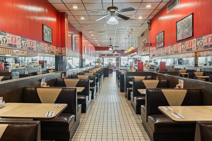 More Photos Of 8 Glen St, Glen Cove Storefront For Lease