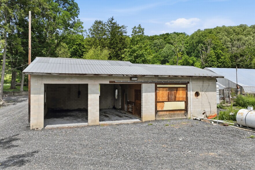 More Photos Of 429 Riverview Dr, Walnutport Flex For Sale