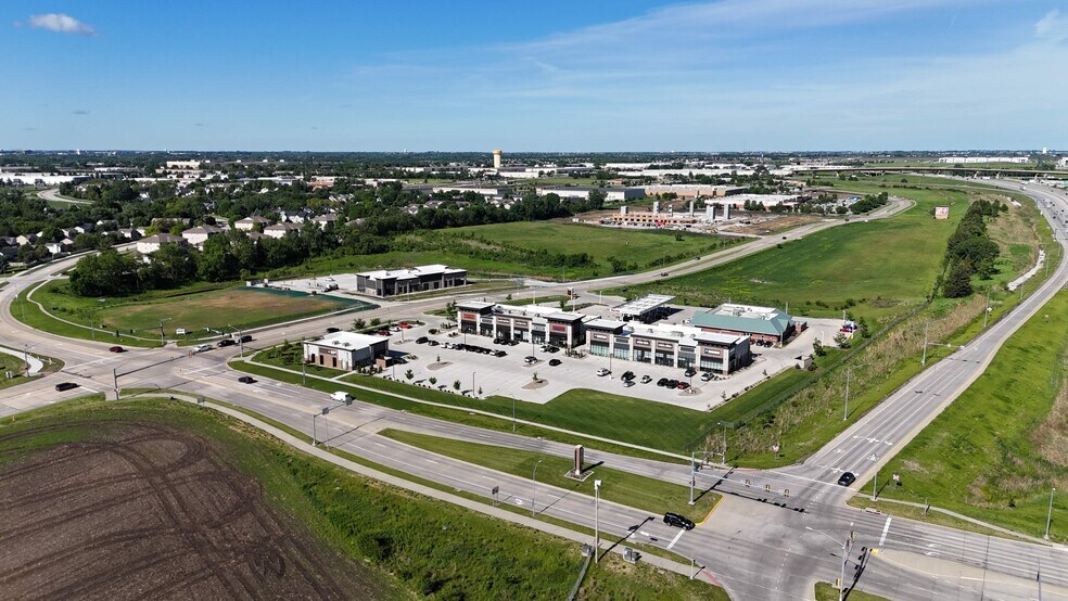 More Photos Of 10100 Plum Dr, Urbandale Restaurant For Lease