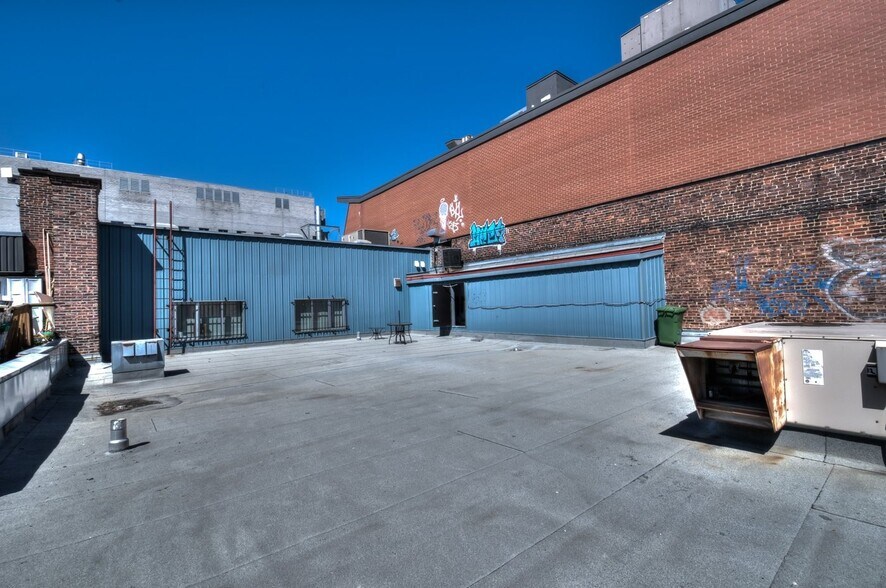 More Photos Of 272-278 Rue Sainte-Catherine E, Montréal Storefront Retail Office For Sale