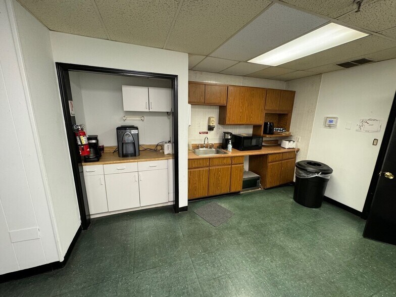 More Photos Of 1811 N Topping Ave, Kansas City Office For Lease