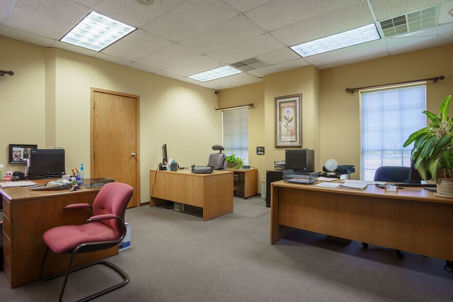 More Photos Of 611 S Mobberly Ave, Longview Flex For Sale