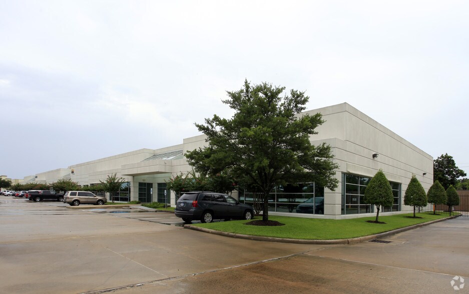 More Photos Of 11275 South Sam Houston Parkway West, Houston Unknown For Lease