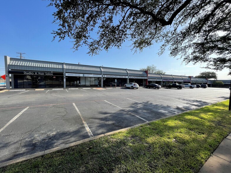 More Photos Of 5700-5730 Locke Ave, Fort Worth Unknown For Lease