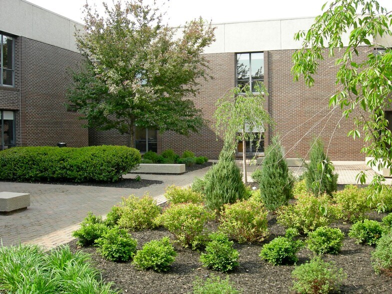 More Photos Of 1550 Old Henderson Rd, Columbus Office For Lease