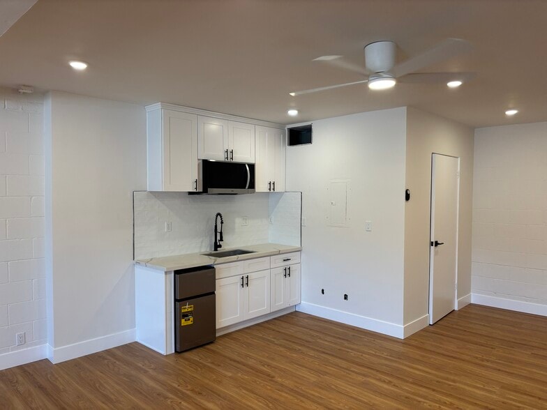More Photos Of 2810-2832 Canon St, San Diego General Retail For Lease