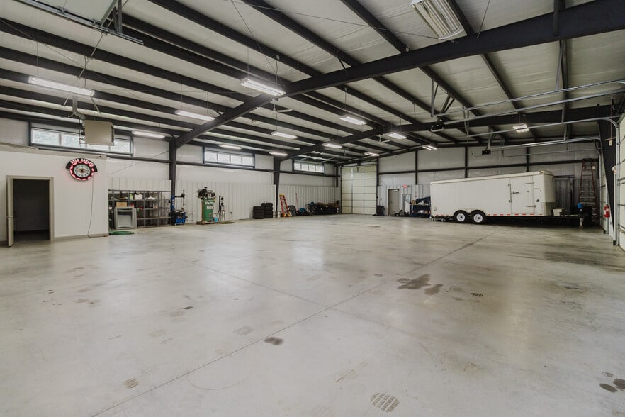 More Photos Of 2325 S Crest St, Wichita Warehouse For Sale