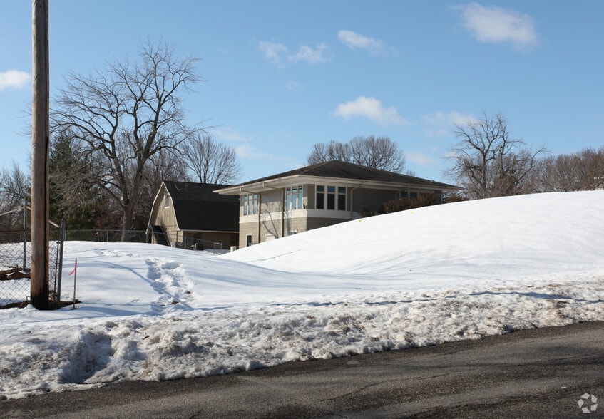 Primary Photo Of 7725 W 87th St, Overland Park Schools For Sale