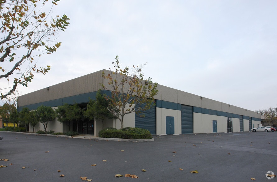Primary Photo Of 4800 Stine Rd, Bakersfield Showroom For Lease