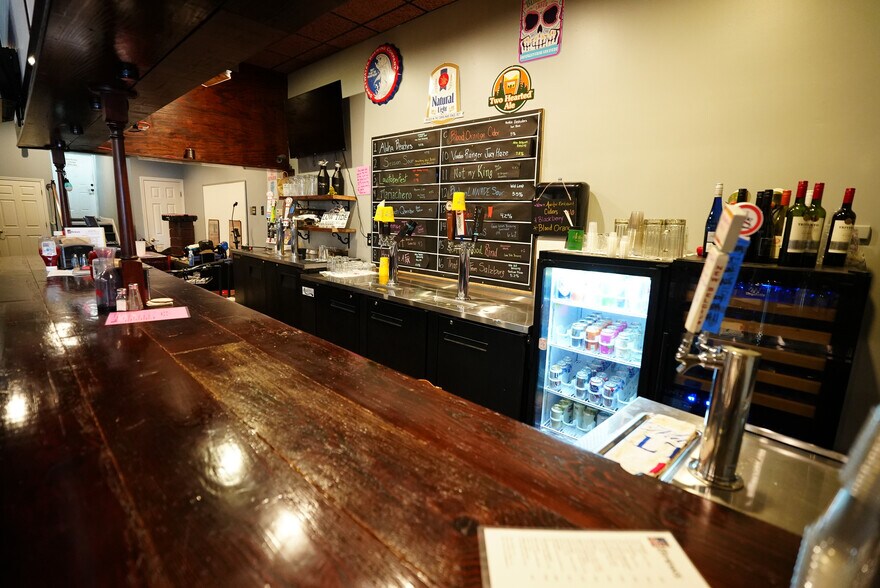 More Photos Of 101 Court Sq, Abbeville Restaurant For Sale
