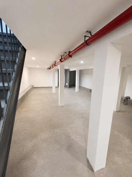 More Photos Of 30-87 Steinway St, Astoria Apartments For Lease