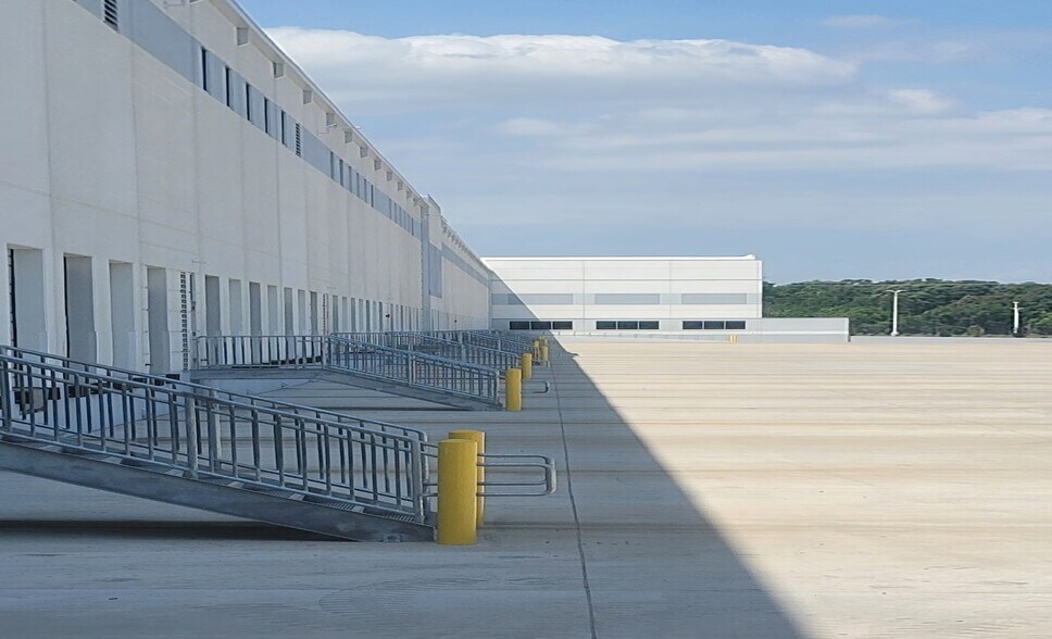 More Photos Of 15600 Carpenters Logistics Dr, Channelview Distribution For Sale