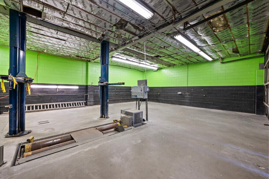 More Photos Of 9021 De Soto Ave, Canoga Park Auto Repair For Lease